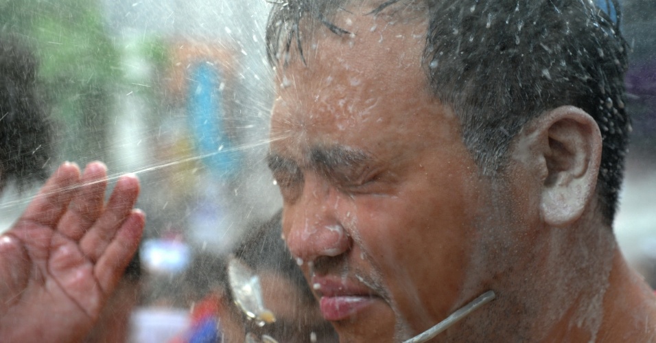 13.abr.2014 - Homem recebe jato de água na testa durante o festival Songkran, próximo a Bancoc, na Tailândia. A festividade, também conhecida como festival da Água, é celebrada tradicionalmente no país para marcar a chegada do Ano-Novo, normalmente entre os dias 13 de 15 de abril