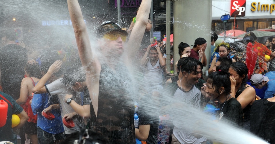 13.abr.2014 - Homem recebe jatos de água durante o festival Songkran, próximo a Bancoc, na Tailândia. A festividade, também conhecida como festival da Água, é celebrada tradicionalmente no país para marcar a chegada do Ano-Novo, normalmente entre os dias 13 de 15 de abril