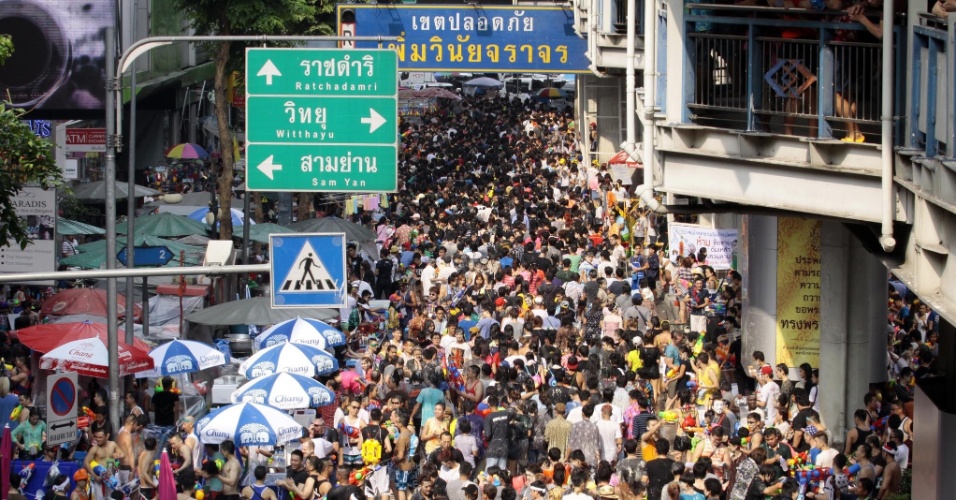 13.abr.2014 - Rua de Bancoc, na Tailândia, fica lotada por pessoas que celebram o festival Songkran. A festividade, também conhecida como festival da Água, é celebrada tradicionalmente no país para marcar a chegada do Ano-Novo, normalmente entre os dias 13 de 15 de abril