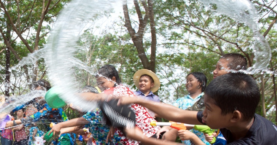 13.abr.2014 - Tailandeses jogam água uns nos outros durante o festival Songkran, em Bancoc, na Tailândia. A festividade, também conhecida como festival da Água, é celebrada tradicionalmente no país para marcar a chegada do Ano-Novo, normalmente entre os dias 13 de 15 de abril