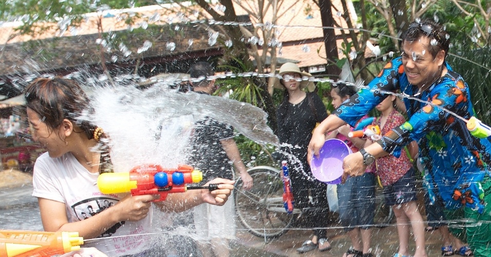 13.abr.2014 - Tailandeses jogam água uns nos outros durante o festival Songkran, em Bancoc, na Tailândia. A festividade, também conhecida como festival da Água, é celebrada tradicionalmente no país para marcar a chegada do Ano-Novo, normalmente entre os dias 13 de 15 de abril