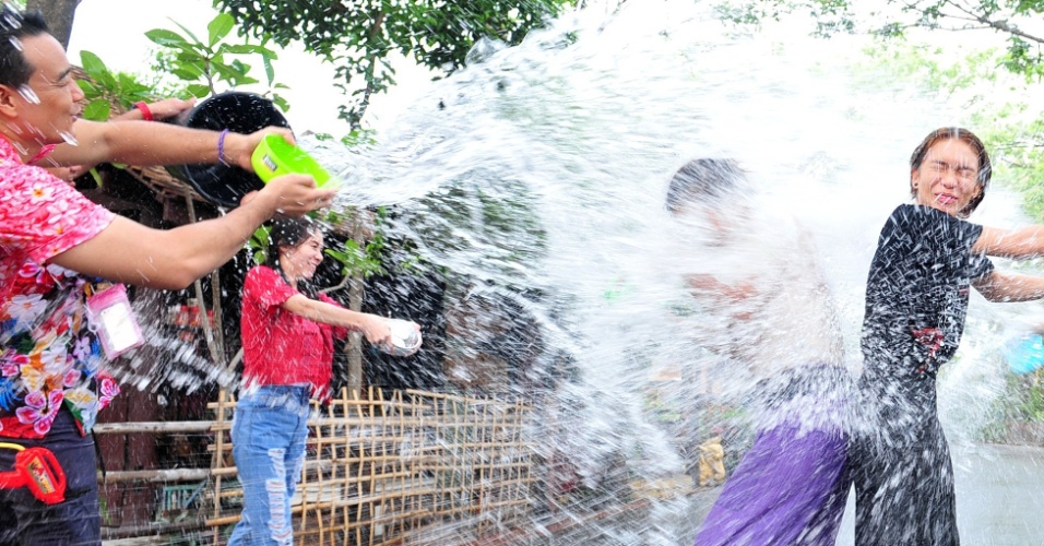 13.abr.2014 - Tailandeses jogam água uns nos outros durante o festival Songkran, próximo a Bancoc, na Tailândia. A festividade, também conhecida como festival da Água, é celebrada tradicionalmente no país para marcar a chegada do Ano-Novo, normalmente entre os dias 13 de 15 de abril