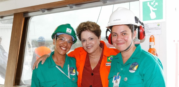A presidente Dilma Rousseff participa da cerimônia alusiva à viagem inaugural do navio Dragão do Mar e do batismo do navio Henrique Dias, no Estaleiro Atlântico Sul, em Ipojuca, Pernambuco - Roberto Stuckert Filho/PR