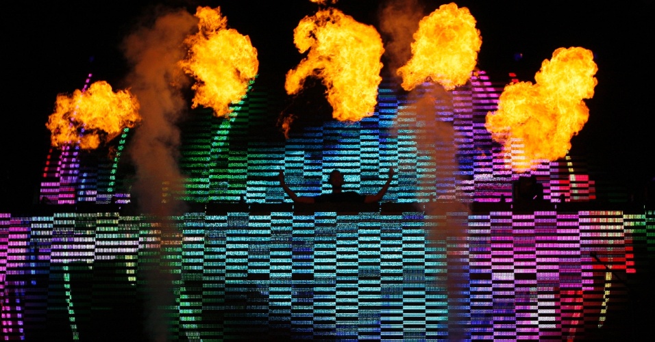 14.abr.2014 - DJ Calvin Harris se apresenta, entre luzes e chamas, no Festival de Coachella na Califórnia (EUA)