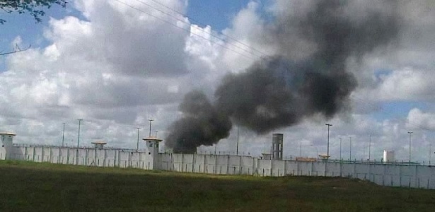 Fumaça é vista saindo do presídio Regional Juiz Manoel Barbosa de Souza no município de Tobias Barreto, (SE), onde os internos iniciaram uma rebelião - Gerliano Brito/UOL