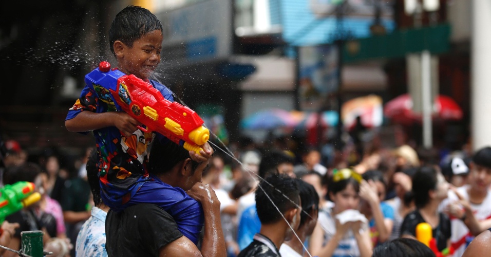 14.abr.2014 - Garoto lança água nas pessoas durante o festival Songkran, em Bancoc, nesta segunda-feira (14). A festividade, também conhecida como festival da Água, é celebrada tradicionalmente no país para marcar a chegada do Ano-Novo, normalmente entre os dias 13 de 15 de abril