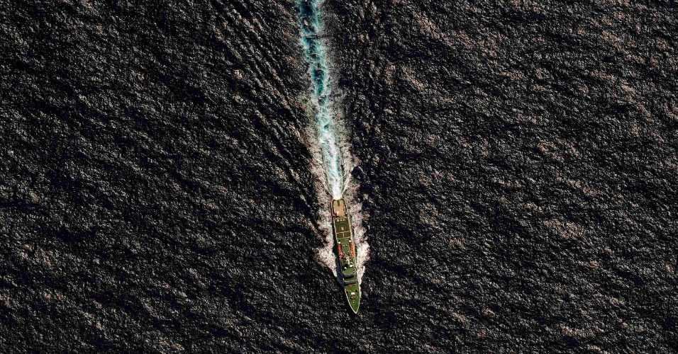 14.abr.2014 - O navio Hai Xin da Marinha chinesa é fotografado de dentro de uma aeronave da Força Aérea da Nova Zelândia, ao sul do oceano Índico, enquanto participava da busca do vôo MH 370, da Malaysia Airlines MH370
