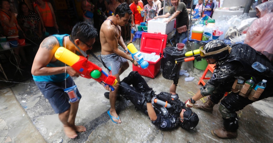 14.abr.2014 - Pessoas lançam água em um homem deitado no chão durante o festival Songkran, em Bancoc, nesta segunda-feira (14). A festividade, também conhecida como festival da Água, é celebrada tradicionalmente no país para marcar a chegada do Ano-Novo, normalmente entre os dias 13 de 15 de abril