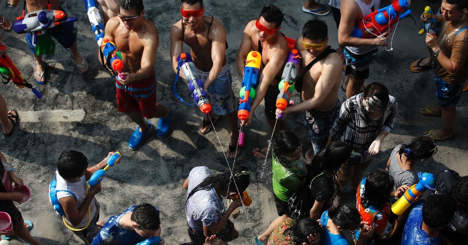 14.abr.2014 - Pessoas lançam água uma nas outras durante o festival Songkran, em Bancoc, nesta segunda-feira (14). A festividade, também conhecida como festival da Água, é celebrada tradicionalmente no país para marcar a chegada do Ano-Novo, normalmente entre os dias 13 de 15 de abril