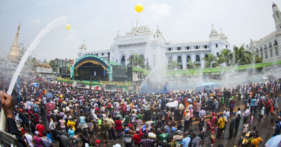 14.abr.2014 - Pessoas participam da celebração de festival de água que marca a chegada do Ano-Novo, em Rangum, maior cidade do Mianmar, nesta segunda-feira (14). O Ano-Novo é celebrado em quatro nações do sudeste asiático: Mianmar, Tailândia, Camboja e Laos