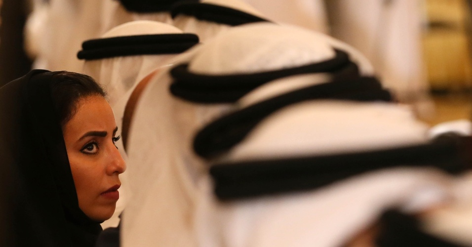 14.abr.2014 - Uma oficial dos Emirados Árabes Unidos participa de sessão do primeiro Fórum EAU-Espanha Econômico no hotel Emirates Palace, em Abu Dhabi