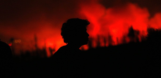 Morador observa chamas durante um incêndio florestal em Valparaíso, no Chile - Sebastian Silva/EFE