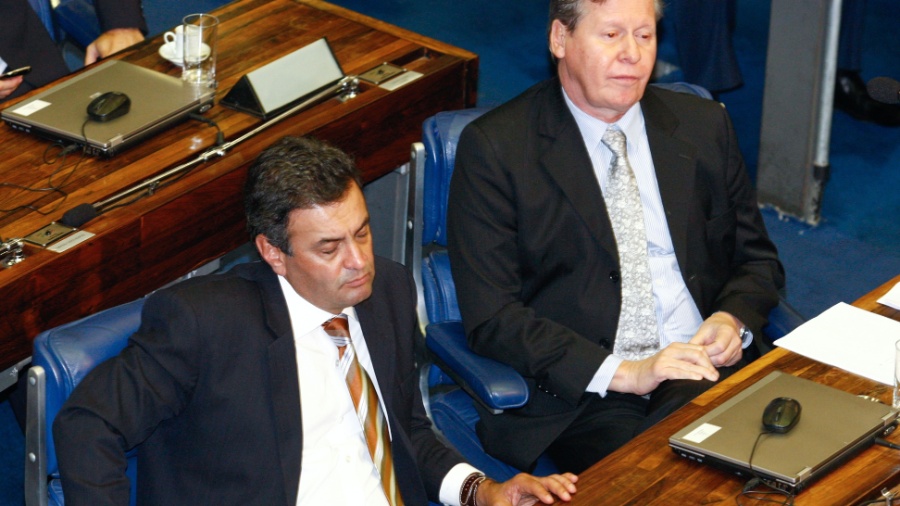 8.dez.2010 - Ao lado do senador Arthur Virgílio (PSDB-AM), o senador eleito Aécio Neves (PSDB-MG) dorme durante discurso do senador Tasso Jereissati (PSDB-CE), em plenário do Senado - Lula Marques/Folhapress - 8.dez.2010