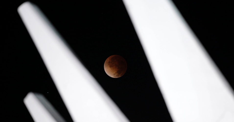 15.abr.2014 - Lua é vista durante um eclipse atrás da Catedral de Brasília