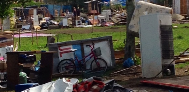 Bicicleta, geladeira e outros objetos são deixados no local da Ocupação Amarildo, nesta terça-feira (15) - Renan Antunes de Oliveira/ UOL