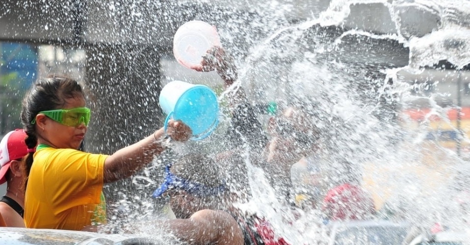 15.abr.2014 - Crianças brincam com água durante o festival Songkran, em Bancoc, Tailândia. O evento também é conhecido como o festival da água, e marca a chegada do Ano-Novo, normalmente entre os dias 13 e 15 de abril 