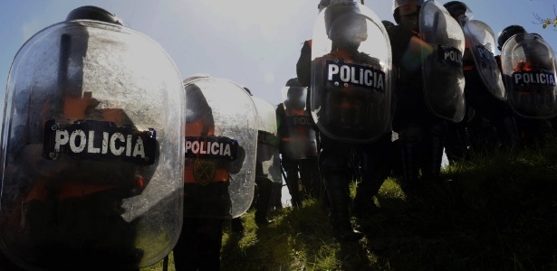 Policiais em Pacheco, na província de Buenos Aires; em três semanas, 12 linchamentos foram registrados na Argentina - Daniel Garcia/AFP