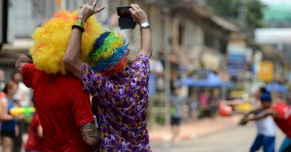 15.abr.2014 - Turistas tiram fotos ao comemorar Songkran em Vientiane, Laos. A festividade, também conhecida como Festival da Água, é celebrada tradicionalmente no país para marcar a chegada do Ano-Novo, normalmente entre os dias 13 e 15 de abril