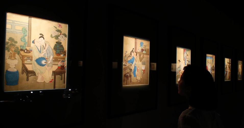 15.abr.2014 - Visitante olha para pinturas durante a exposição "Jardins do Prazer: Sexo na China Antiga", na galeria Sotheby, em Hong Kong, na China