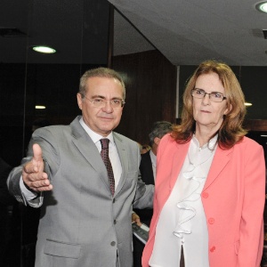 O presidente do Senado, Renan Calheiros (PMDB-AL), recebe a presidente da Petrobras, Graça Foster, que chega à Casa para participar de audiência sobre denúncias de corrupção na empresa. À direita, o senador Eduardo Braga (PMDB-AM), líder do governo no Senado