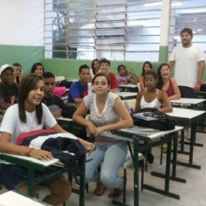 Professor Pedro Usai (de camiseta branca) e alguns alunos que participaram do projeto - Divulgação