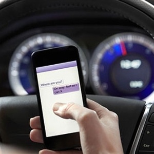 Uso do celular ao volante aumenta 400% o risco de acidentes de trânsito - Getty Images