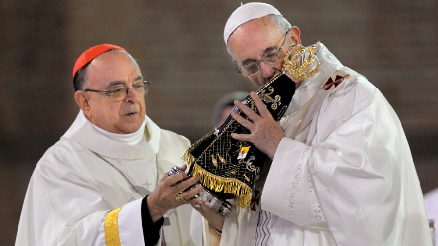 16.abr.2014 - Papa Francisco beija santa durante missa na Basília de Aparecida, em Aparecida (SP)