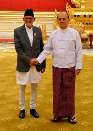 O primeiro-ministro do Nepal, Sushil Koirala (à esquerda), cumprimenta o presidente de Mianmar, Thein Sein, durante reunião em Nay Pyi Taw, Mianmar - Mianmar News/Xinhua
