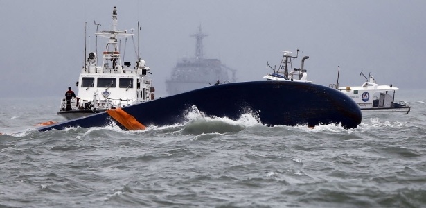 Apenas uma parte do casco da balsa Sewol está visível fora da água, mas as equipes de resgate têm esperança de encontrar sobreviventes presos dentro da embarcação - Issei Kato/ Reuters