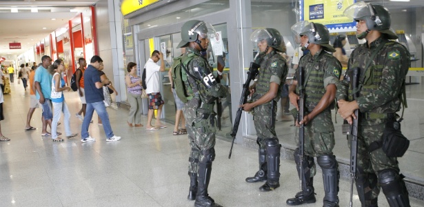 Soldados da Força Nacional vigiam o Shopping Iguatemi, em Salvador - Marco Aurélio Martins/Agência A Tarde/Estadão Conteúdo