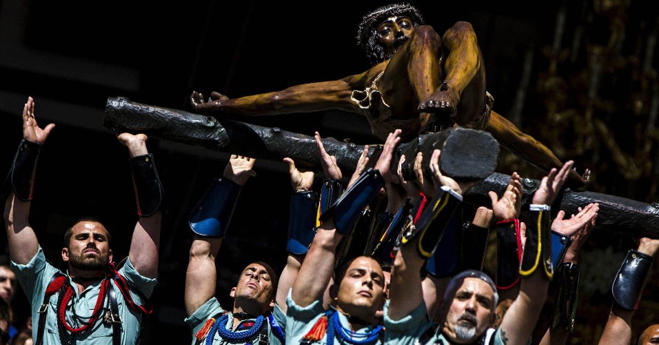 17.abr.2014 - Soldados espanhóis fazem a transferência do Cristo da Boa Morte (conhecido como Cristo de Mena) para seu trono processional na Quinta-feira Santa, em Málaga, na Espanha