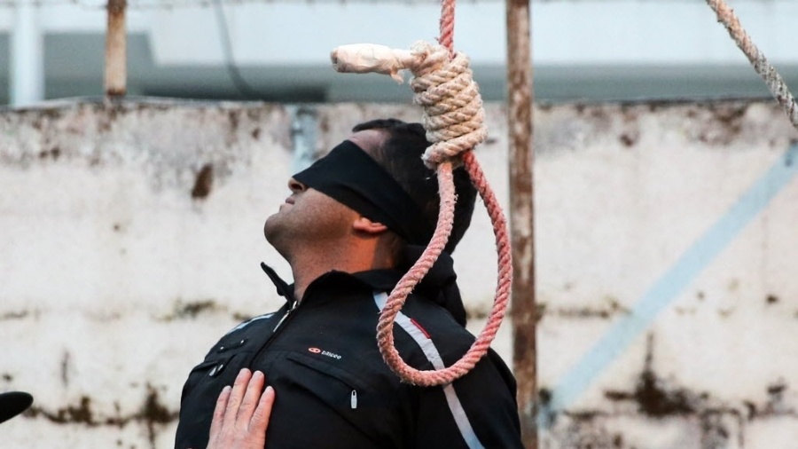 Foto de arquivo mostra iraniano durante execução pública na cidade de Nowshahr, no Irã - Arash Khamooshi/AFP
