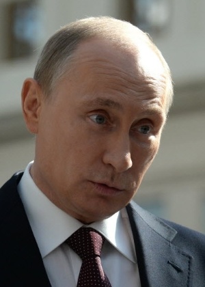 Segundo jornal, Vladimir Putin (f), presidente da Rússia, assinou lei que obriga blogueiros tenham cadastro no governo - Vasily Maximov/ AFP
