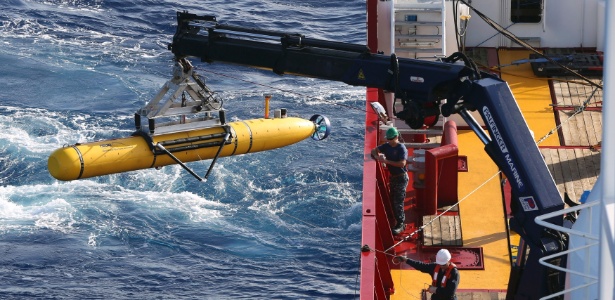 O veículo submarino autônomo Bluefin-21 é içado por navio da Defesa Australiana durante as buscas pelo voo da Malaysia Airlines, desaparecido desde 8 de março, no oceano Índico - Defesa Australiana/Reuters