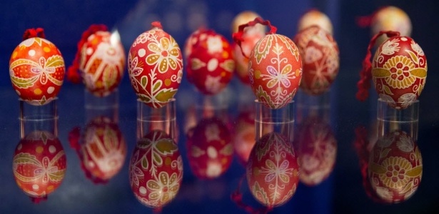Ovos representam vida e renascimento; acima, exemplares decorados, em uma tradição que remonta à Idade Média - Daniel Karmann/ AFP