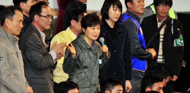 A presidente da Coreia do Sul, Park Geun-hye, reúne-se com parentes dos passageiros da balsa Sewol, que afundou na costa do país - JUNG Yeon-JE/ AFP