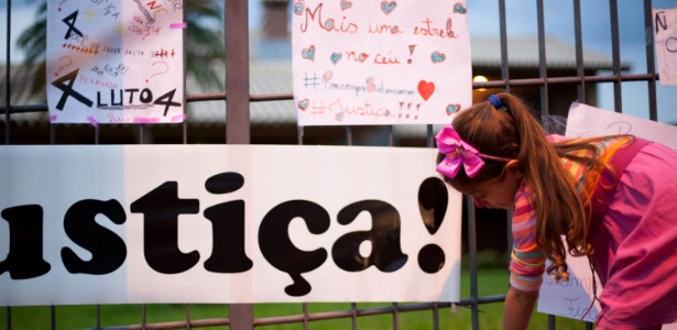 Criança presta homenagem a Bernardo na época do crime - Rudinéia El Hajjar/Futura Press/Estadão Conteúdo
