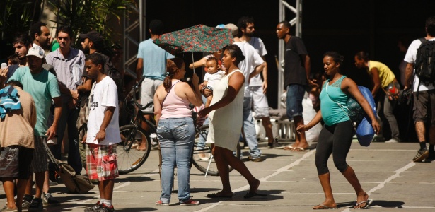 Ex-ocupantes do prédio vazio da Oi chegaram a ir para a entrada da Catedral do Rio, também na região central - Guilherme Leporace / Agência O Globo