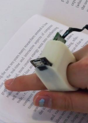 Dispositivo FingerReader, desenvolvido no MIT, promete ajudar pessoas com deficiência a lerem livros convencionais - Reprodução