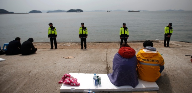 Familiares aguardam notícias dos mais de 200 desaparecidos no porto de Jindo, a cerca de 20 km da balsa naufragada, enquanto as equipes trabalham em missões de busca e salvamento - Kim Kyung-Hoon/Reuters
