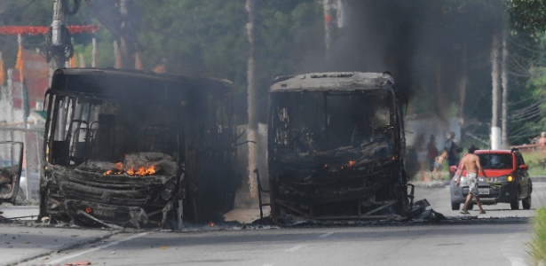 Manifestantes incendiaram quatro ônibus neste sábado (19) em Niterói, na região metropolitana do Rio - José Pedro Monteiro/Agência O Dia/ Estadão Conteúdo