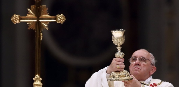 Papa Francisco participa de Vigília de Páscoa, neste Sábado de Aleluia (19), no Vaticano - Alessandro Bianchi/Reuters