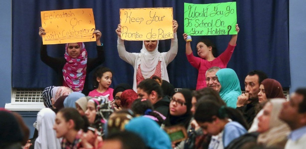 Estudantes seguram cartazes em evento que pede que as escolas públicas de Nova York reconheçam os feriados muçulmanos - Michael Appleton/The New York Times