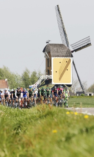 20.abr.2014 - Ciclistas disputam a 49ª edição da Corrida Amstel, na província de Limburg, na Holanda, neste domingo (20)
