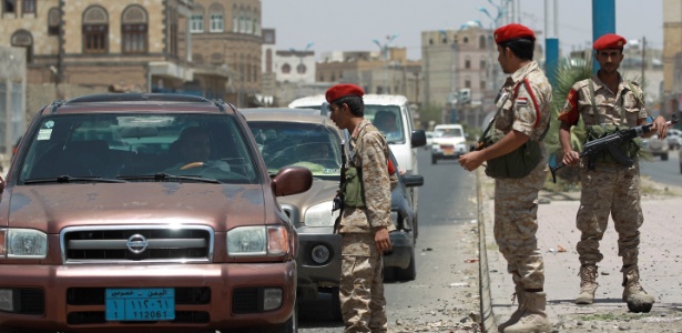 Soldados iemenitas verificam veículos suspeitos em Sanaa, capital do Iêmen, após ataques aéreos no sul do país que mataram mais de 20 supostos membros da Al Qaeda, em abril - 20.abr.2014 - Mohammed Huwais/AFP