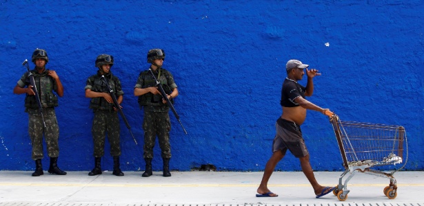 Tropas das Forças Armadas fazem a segurança em alguns bairros de Salvador - Fernando VivasAgência A Tarde/Estadão Conteúdo