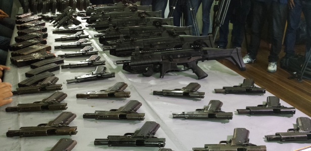 A Polícia Civil de Minas Gerais recuperou 33 pistolas e seis submetralhadoras roubadas da Central de Escolta, em março - Rayder Bragon/UOL