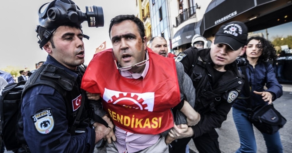21.abr.2014 - Policiais turcos detém um manifestante durante um protesto na praça Taksim, em Istambul. As forças se segurança tentam impedir que sindicalistas emitam um comunicado à imprensa a respeito das celebrações do dia do trabalhador, que acontece em 1º de maio