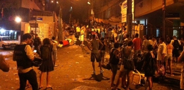 Bombeiros apagaram fogo de uma barricada formada por moradores da favela Pavão-Pavãozinho - Gustavo Maia/UOL