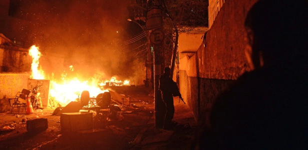 Policiais tomam posição próximos a barricada incendiada em protesto contra a morte de dançarino - Lucas Landau/Reuters